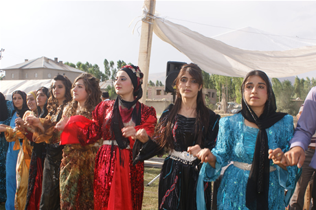 Yüksekova'da 16-17 Temmuz 2011 tarihlerinde evlenen bazı çiftleri sizler için sayfamıza taşıdık. Yüksekova Güncel Ailesi olarak tüm çiftlerimize mutluluklar diliyoruz