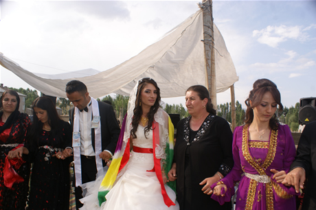 Yüksekova'da 16-17 Temmuz 2011 tarihlerinde evlenen bazı çiftleri sizler için sayfamıza taşıdık. Yüksekova Güncel Ailesi olarak tüm çiftlerimize mutluluklar diliyoruz