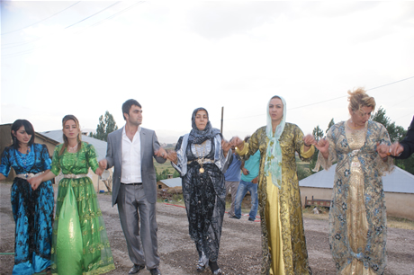 Yüksekova'da 16-17 Temmuz 2011 tarihlerinde evlenen bazı çiftleri sizler için sayfamıza taşıdık. Yüksekova Güncel Ailesi olarak tüm çiftlerimize mutluluklar diliyoruz