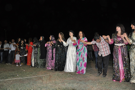 Yüksekova'da 23-24 Temmuz 2011 tarihlerinde evlenen bazı çiftleri sizler için sayfamıza taşıdık. Yüksekova Güncel Ailesi olarak tüm çiftlerimize mutluluklar diliyoruz...