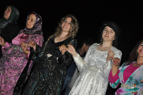 Yüksekova'da 23-24 Temmuz 2011 tarihlerinde evlenen bazı çiftleri sizler için sayfamıza taşıdık. Yüksekova Güncel Ailesi olarak tüm çiftlerimize mutluluklar diliyoruz...