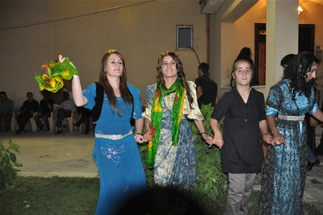 Yüksekova'da 23-24 Temmuz 2011 tarihlerinde evlenen bazı çiftleri sizler için sayfamıza taşıdık. Yüksekova Güncel Ailesi olarak tüm çiftlerimize mutluluklar diliyoruz...