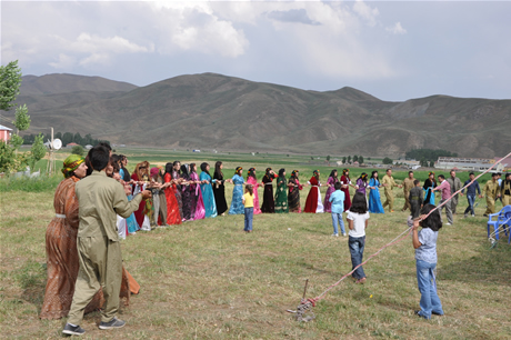 Yüksekova'da 23-24 Temmuz 2011 tarihlerinde evlenen bazı çiftleri sizler için sayfamıza taşıdık. Yüksekova Güncel Ailesi olarak tüm çiftlerimize mutluluklar diliyoruz...