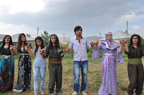 Yüksekova'da 23-24 Temmuz 2011 tarihlerinde evlenen bazı çiftleri sizler için sayfamıza taşıdık. Yüksekova Güncel Ailesi olarak tüm çiftlerimize mutluluklar diliyoruz...