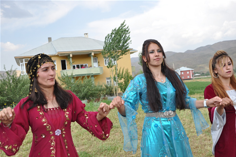 Yüksekova'da 23-24 Temmuz 2011 tarihlerinde evlenen bazı çiftleri sizler için sayfamıza taşıdık. Yüksekova Güncel Ailesi olarak tüm çiftlerimize mutluluklar diliyoruz...