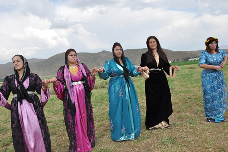 Yüksekova'da 23-24 Temmuz 2011 tarihlerinde evlenen bazı çiftleri sizler için sayfamıza taşıdık. Yüksekova Güncel Ailesi olarak tüm çiftlerimize mutluluklar diliyoruz...