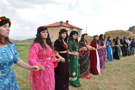 Yüksekova'da 23-24 Temmuz 2011 tarihlerinde evlenen bazı çiftleri sizler için sayfamıza taşıdık. Yüksekova Güncel Ailesi olarak tüm çiftlerimize mutluluklar diliyoruz...