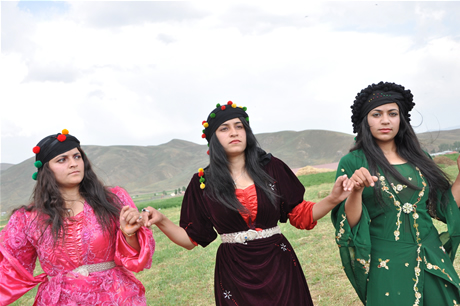 Yüksekova'da 23-24 Temmuz 2011 tarihlerinde evlenen bazı çiftleri sizler için sayfamıza taşıdık. Yüksekova Güncel Ailesi olarak tüm çiftlerimize mutluluklar diliyoruz...