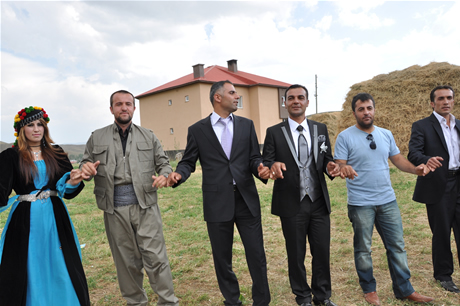 Yüksekova'da 23-24 Temmuz 2011 tarihlerinde evlenen bazı çiftleri sizler için sayfamıza taşıdık. Yüksekova Güncel Ailesi olarak tüm çiftlerimize mutluluklar diliyoruz...