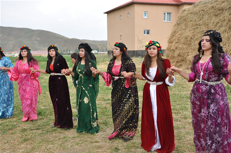 Yüksekova'da 23-24 Temmuz 2011 tarihlerinde evlenen bazı çiftleri sizler için sayfamıza taşıdık. Yüksekova Güncel Ailesi olarak tüm çiftlerimize mutluluklar diliyoruz...