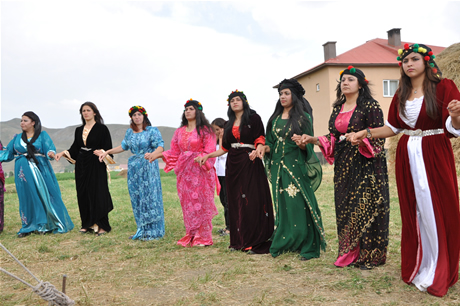 Yüksekova'da 23-24 Temmuz 2011 tarihlerinde evlenen bazı çiftleri sizler için sayfamıza taşıdık. Yüksekova Güncel Ailesi olarak tüm çiftlerimize mutluluklar diliyoruz...