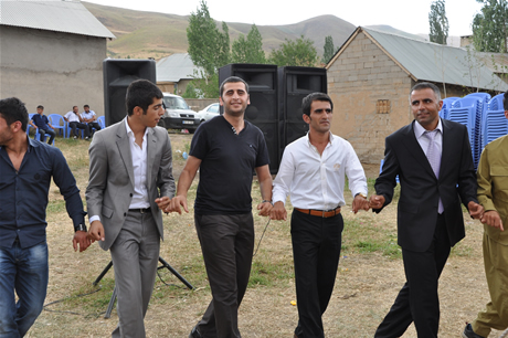 Yüksekova'da 23-24 Temmuz 2011 tarihlerinde evlenen bazı çiftleri sizler için sayfamıza taşıdık. Yüksekova Güncel Ailesi olarak tüm çiftlerimize mutluluklar diliyoruz...