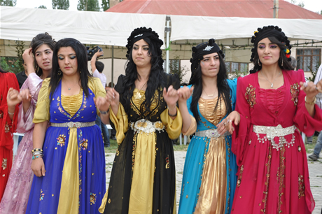 Yüksekova'da 23-24 Temmuz 2011 tarihlerinde evlenen bazı çiftleri sizler için sayfamıza taşıdık. Yüksekova Güncel Ailesi olarak tüm çiftlerimize mutluluklar diliyoruz...