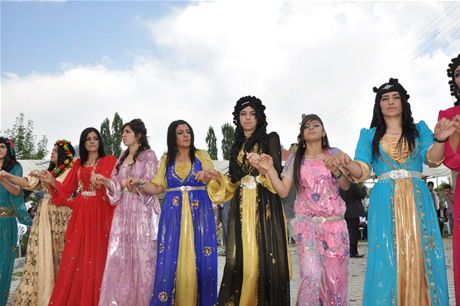 Yüksekova'da 23-24 Temmuz 2011 tarihlerinde evlenen bazı çiftleri sizler için sayfamıza taşıdık. Yüksekova Güncel Ailesi olarak tüm çiftlerimize mutluluklar diliyoruz...