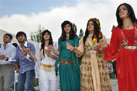 Yüksekova'da 23-24 Temmuz 2011 tarihlerinde evlenen bazı çiftleri sizler için sayfamıza taşıdık. Yüksekova Güncel Ailesi olarak tüm çiftlerimize mutluluklar diliyoruz...