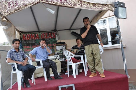 Yüksekova'da 23-24 Temmuz 2011 tarihlerinde evlenen bazı çiftleri sizler için sayfamıza taşıdık. Yüksekova Güncel Ailesi olarak tüm çiftlerimize mutluluklar diliyoruz...