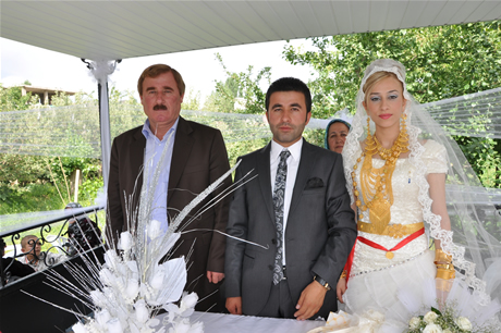 Yüksekova'da 23-24 Temmuz 2011 tarihlerinde evlenen bazı çiftleri sizler için sayfamıza taşıdık. Yüksekova Güncel Ailesi olarak tüm çiftlerimize mutluluklar diliyoruz...