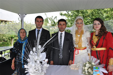 Yüksekova'da 23-24 Temmuz 2011 tarihlerinde evlenen bazı çiftleri sizler için sayfamıza taşıdık. Yüksekova Güncel Ailesi olarak tüm çiftlerimize mutluluklar diliyoruz...