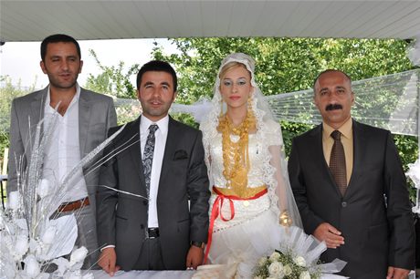 Yüksekova'da 23-24 Temmuz 2011 tarihlerinde evlenen bazı çiftleri sizler için sayfamıza taşıdık. Yüksekova Güncel Ailesi olarak tüm çiftlerimize mutluluklar diliyoruz...