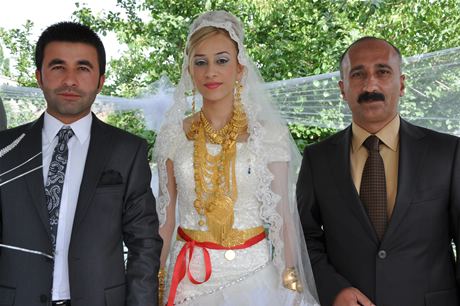 Yüksekova'da 23-24 Temmuz 2011 tarihlerinde evlenen bazı çiftleri sizler için sayfamıza taşıdık. Yüksekova Güncel Ailesi olarak tüm çiftlerimize mutluluklar diliyoruz...