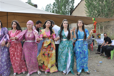 Yüksekova'da 23-24 Temmuz 2011 tarihlerinde evlenen bazı çiftleri sizler için sayfamıza taşıdık. Yüksekova Güncel Ailesi olarak tüm çiftlerimize mutluluklar diliyoruz...