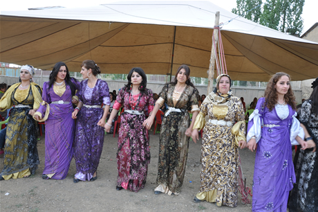 Yüksekova'da 23-24 Temmuz 2011 tarihlerinde evlenen bazı çiftleri sizler için sayfamıza taşıdık. Yüksekova Güncel Ailesi olarak tüm çiftlerimize mutluluklar diliyoruz...