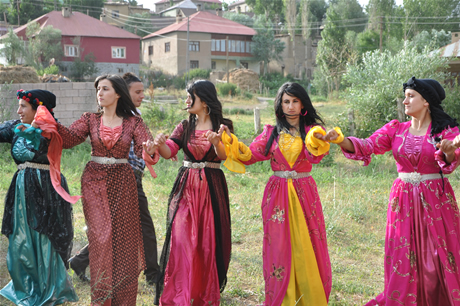 Yüksekova'da 23-24 Temmuz 2011 tarihlerinde evlenen bazı çiftleri sizler için sayfamıza taşıdık. Yüksekova Güncel Ailesi olarak tüm çiftlerimize mutluluklar diliyoruz...