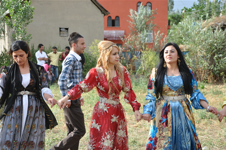 Yüksekova'da 23-24 Temmuz 2011 tarihlerinde evlenen bazı çiftleri sizler için sayfamıza taşıdık. Yüksekova Güncel Ailesi olarak tüm çiftlerimize mutluluklar diliyoruz...