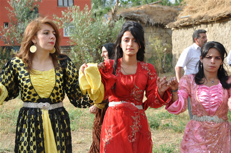 Yüksekova'da 23-24 Temmuz 2011 tarihlerinde evlenen bazı çiftleri sizler için sayfamıza taşıdık. Yüksekova Güncel Ailesi olarak tüm çiftlerimize mutluluklar diliyoruz...