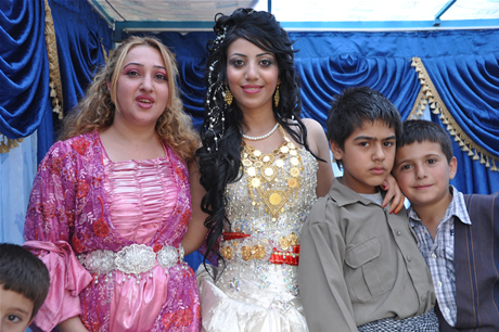 Yüksekova'da 23-24 Temmuz 2011 tarihlerinde evlenen bazı çiftleri sizler için sayfamıza taşıdık. Yüksekova Güncel Ailesi olarak tüm çiftlerimize mutluluklar diliyoruz...