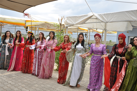 Yüksekova'da 23-24 Temmuz 2011 tarihlerinde evlenen bazı çiftleri sizler için sayfamıza taşıdık. Yüksekova Güncel Ailesi olarak tüm çiftlerimize mutluluklar diliyoruz...