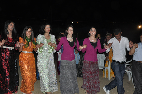 Yüksekova'da 23-24 Temmuz 2011 tarihlerinde evlenen bazı çiftleri sizler için sayfamıza taşıdık. Yüksekova Güncel Ailesi olarak tüm çiftlerimize mutluluklar diliyoruz...