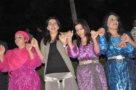 Yüksekova'da 23-24 Temmuz 2011 tarihlerinde evlenen bazı çiftleri sizler için sayfamıza taşıdık. Yüksekova Güncel Ailesi olarak tüm çiftlerimize mutluluklar diliyoruz...