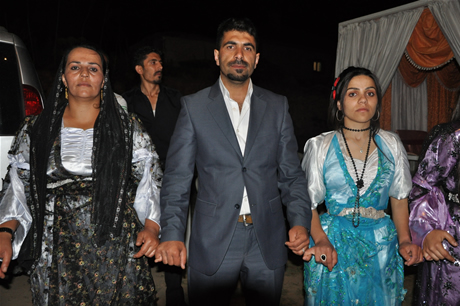 Yüksekova'da 23-24 Temmuz 2011 tarihlerinde evlenen bazı çiftleri sizler için sayfamıza taşıdık. Yüksekova Güncel Ailesi olarak tüm çiftlerimize mutluluklar diliyoruz...