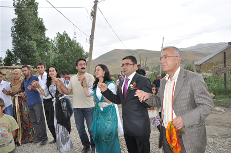 Yüksekova'da 23-24 Temmuz 2011 tarihlerinde evlenen bazı çiftleri sizler için sayfamıza taşıdık. Yüksekova Güncel Ailesi olarak tüm çiftlerimize mutluluklar diliyoruz...