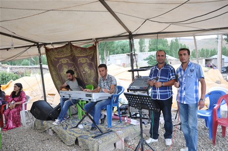 Yüksekova'da 23-24 Temmuz 2011 tarihlerinde evlenen bazı çiftleri sizler için sayfamıza taşıdık. Yüksekova Güncel Ailesi olarak tüm çiftlerimize mutluluklar diliyoruz...