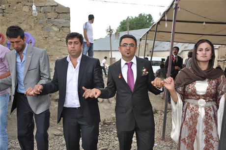 Yüksekova'da 23-24 Temmuz 2011 tarihlerinde evlenen bazı çiftleri sizler için sayfamıza taşıdık. Yüksekova Güncel Ailesi olarak tüm çiftlerimize mutluluklar diliyoruz...