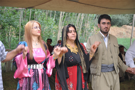 Yüksekova'da 23-24 Temmuz 2011 tarihlerinde evlenen bazı çiftleri sizler için sayfamıza taşıdık. Yüksekova Güncel Ailesi olarak tüm çiftlerimize mutluluklar diliyoruz...