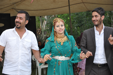 Yüksekova'da 23-24 Temmuz 2011 tarihlerinde evlenen bazı çiftleri sizler için sayfamıza taşıdık. Yüksekova Güncel Ailesi olarak tüm çiftlerimize mutluluklar diliyoruz...