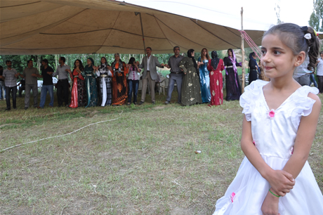 Yüksekova'da 23-24 Temmuz 2011 tarihlerinde evlenen bazı çiftleri sizler için sayfamıza taşıdık. Yüksekova Güncel Ailesi olarak tüm çiftlerimize mutluluklar diliyoruz...