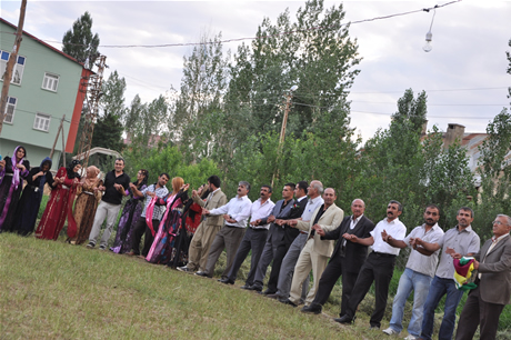 Yüksekova'da 23-24 Temmuz 2011 tarihlerinde evlenen bazı çiftleri sizler için sayfamıza taşıdık. Yüksekova Güncel Ailesi olarak tüm çiftlerimize mutluluklar diliyoruz...