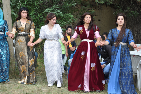 Yüksekova'da 23-24 Temmuz 2011 tarihlerinde evlenen bazı çiftleri sizler için sayfamıza taşıdık. Yüksekova Güncel Ailesi olarak tüm çiftlerimize mutluluklar diliyoruz...