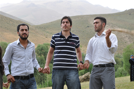 Yüksekova'da 23-24 Temmuz 2011 tarihlerinde evlenen bazı çiftleri sizler için sayfamıza taşıdık. Yüksekova Güncel Ailesi olarak tüm çiftlerimize mutluluklar diliyoruz...