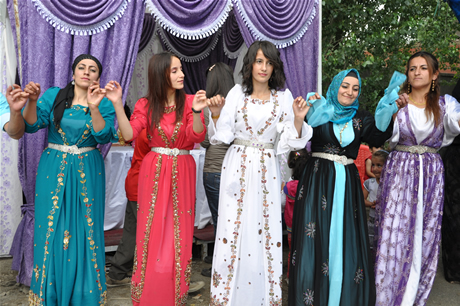 Yüksekova'da 23-24 Temmuz 2011 tarihlerinde evlenen bazı çiftleri sizler için sayfamıza taşıdık. Yüksekova Güncel Ailesi olarak tüm çiftlerimize mutluluklar diliyoruz...