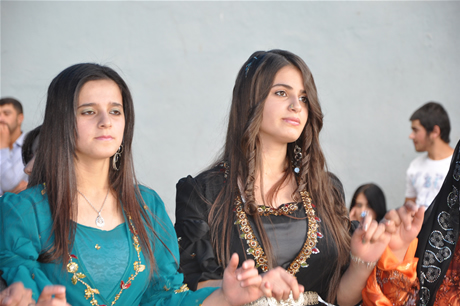 Yüksekova'da 23-24 Temmuz 2011 tarihlerinde evlenen bazı çiftleri sizler için sayfamıza taşıdık. Yüksekova Güncel Ailesi olarak tüm çiftlerimize mutluluklar diliyoruz...