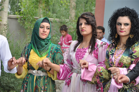 Yüksekova'da 23-24 Temmuz 2011 tarihlerinde evlenen bazı çiftleri sizler için sayfamıza taşıdık. Yüksekova Güncel Ailesi olarak tüm çiftlerimize mutluluklar diliyoruz...