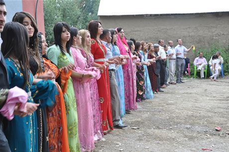 Yüksekova'da 23-24 Temmuz 2011 tarihlerinde evlenen bazı çiftleri sizler için sayfamıza taşıdık. Yüksekova Güncel Ailesi olarak tüm çiftlerimize mutluluklar diliyoruz...