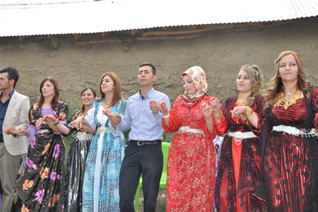 Yüksekova'da 23-24 Temmuz 2011 tarihlerinde evlenen bazı çiftleri sizler için sayfamıza taşıdık. Yüksekova Güncel Ailesi olarak tüm çiftlerimize mutluluklar diliyoruz...