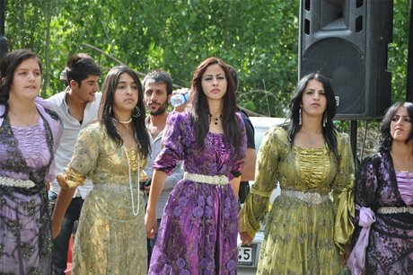 Yüksekova'da 23-24 Temmuz 2011 tarihlerinde evlenen bazı çiftleri sizler için sayfamıza taşıdık. Yüksekova Güncel Ailesi olarak tüm çiftlerimize mutluluklar diliyoruz...