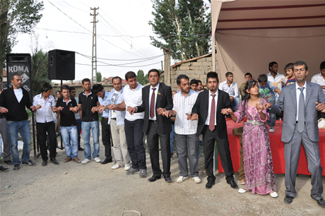 Yüksekova'da 23-24 Temmuz 2011 tarihlerinde evlenen bazı çiftleri sizler için sayfamıza taşıdık. Yüksekova Güncel Ailesi olarak tüm çiftlerimize mutluluklar diliyoruz...